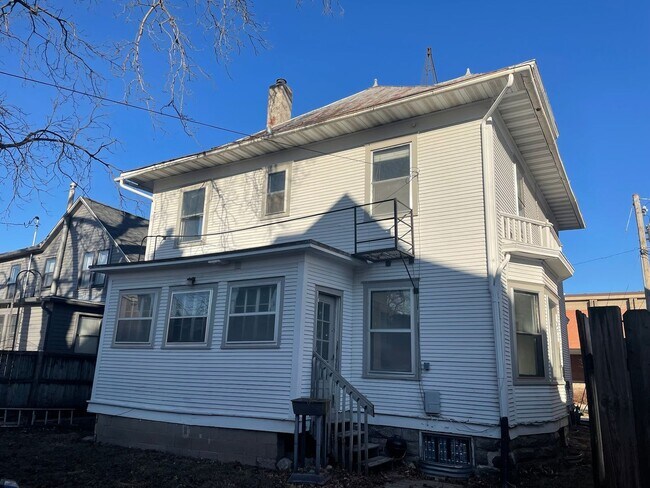 Foto del edificio - Remodeled 6 Bedroom, 2 Bath House just blocks from downtown Iowa City