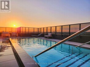 Building Photo - 330 Richmond St W