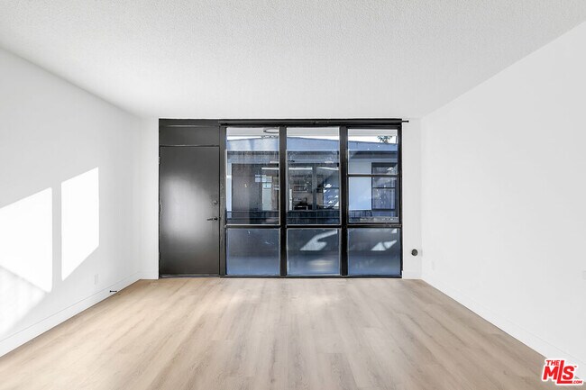 Building Photo - 4727 Beverly Blvd