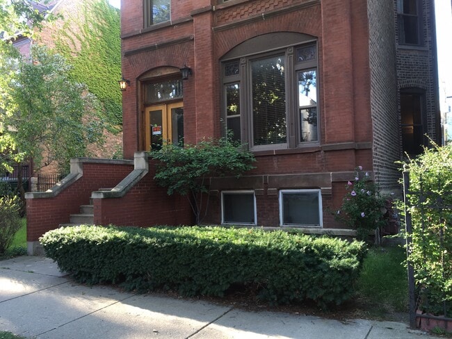Building Photo - 822 W George St