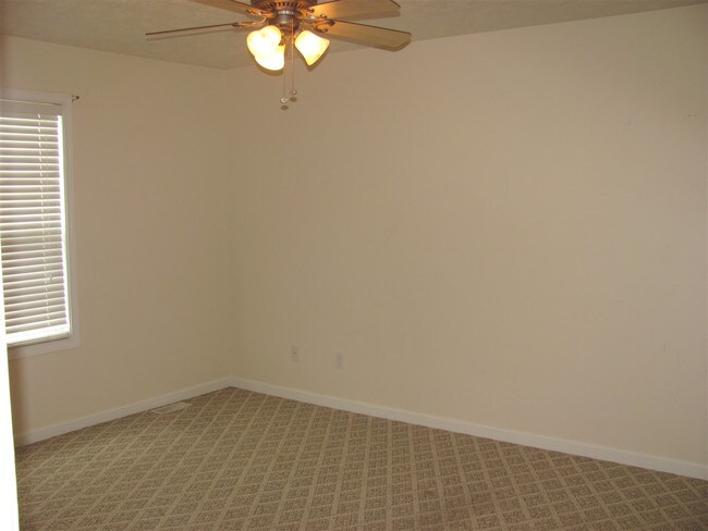 Building Photo - 122 Twin Lakes Dr