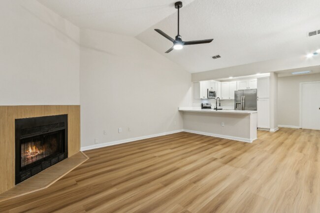 Foto del edificio - 3801 Crown Point Rd