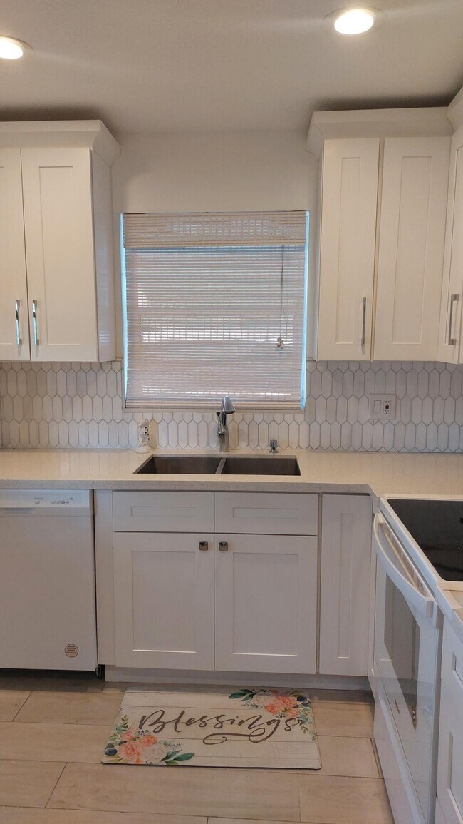 Building Photo - 450 Bluebird Ln