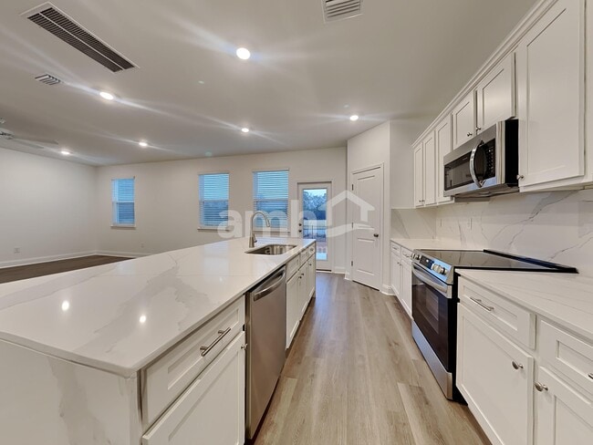 Foto del edificio - 5500 Front St