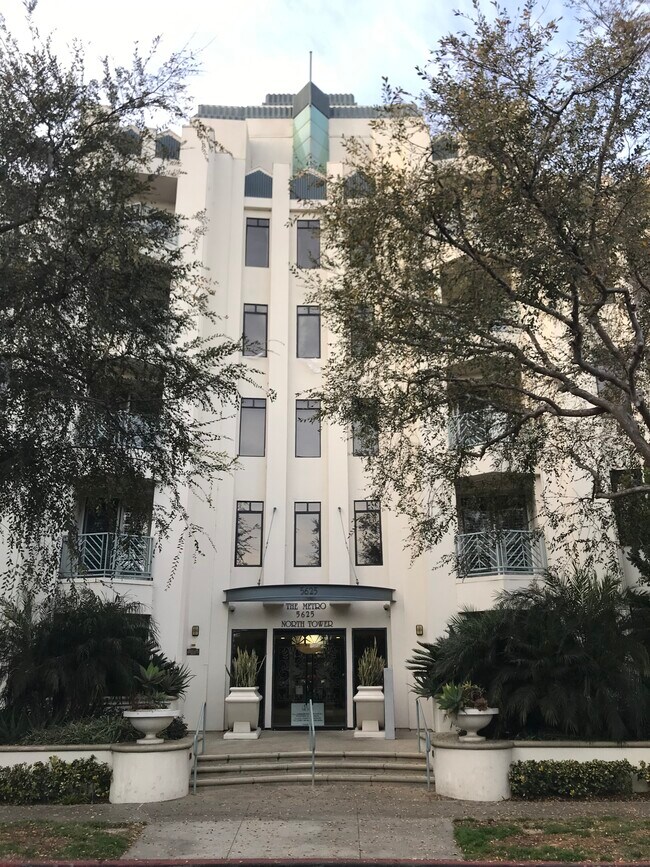 Front - 5625 Crescent Park W