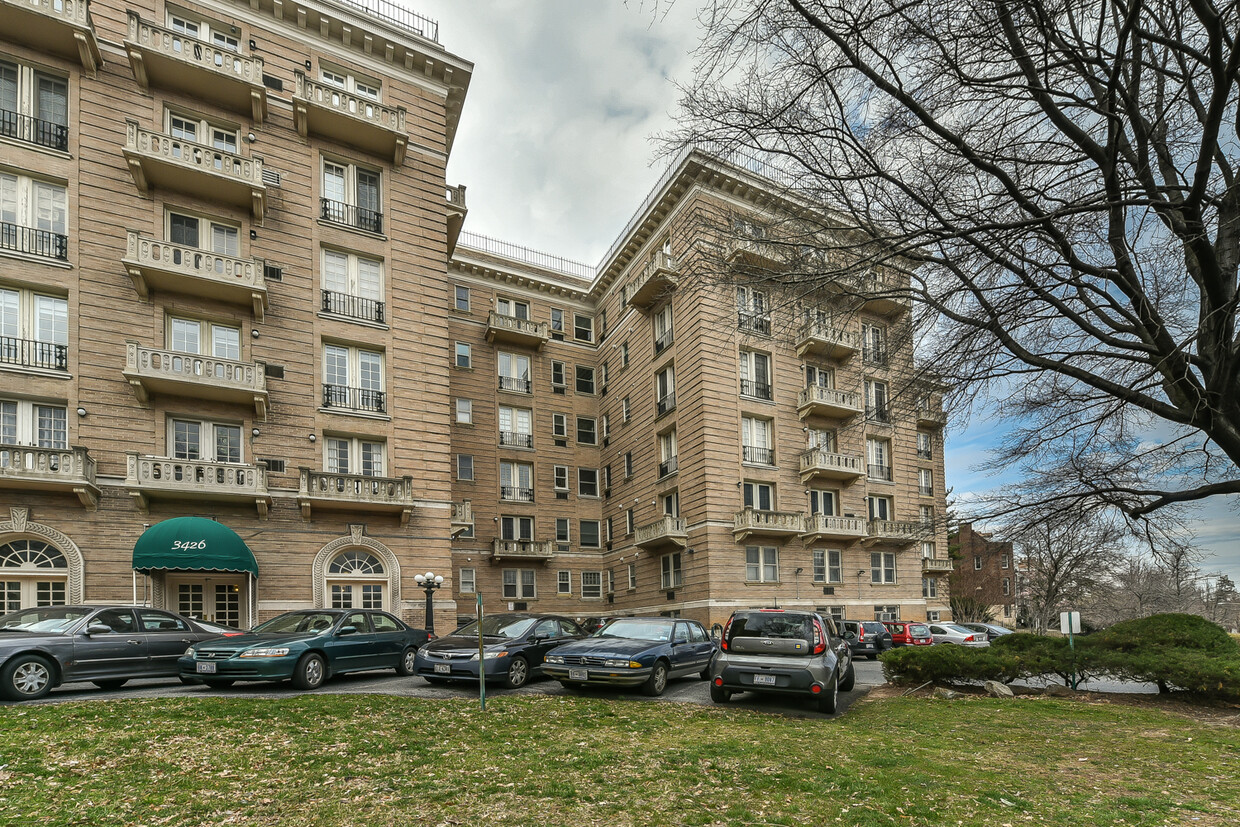 Primary Photo - Massive Columbia Heights 785 Square Foot O...