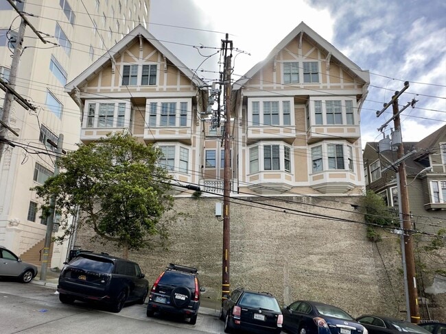 Building Photo - Spacious, Renovated 4BD/2BA at the Peak of...