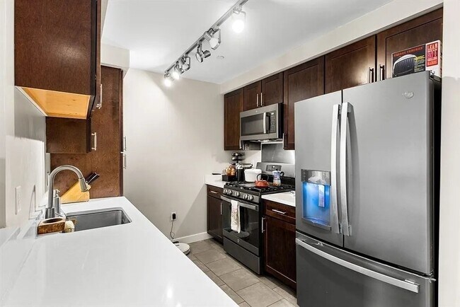 Building Photo - 130 John St