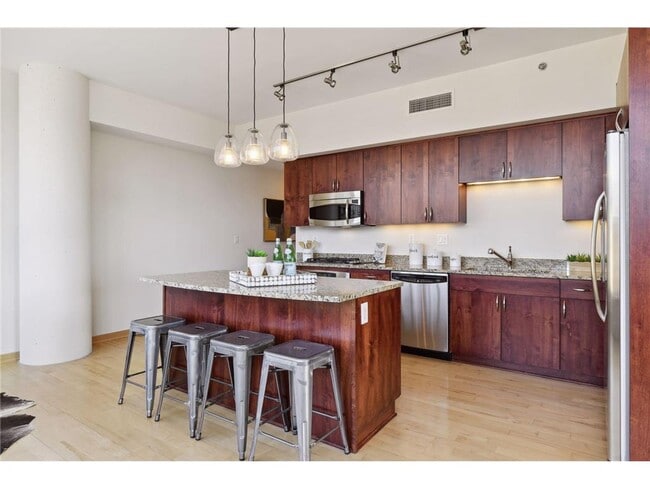 Building Photo - 215 10th Ave S