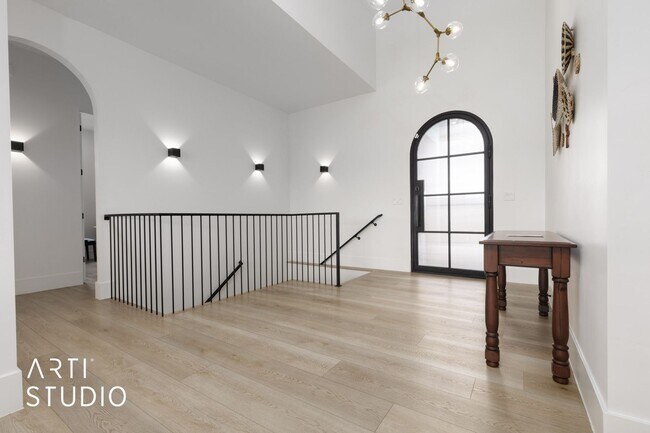 Building Photo - Beautiful 6 Bedroom 4.5 Bathroom Home in D...