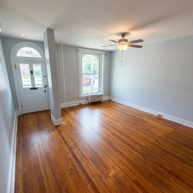 Foto del edificio - 312 E 3rd St
