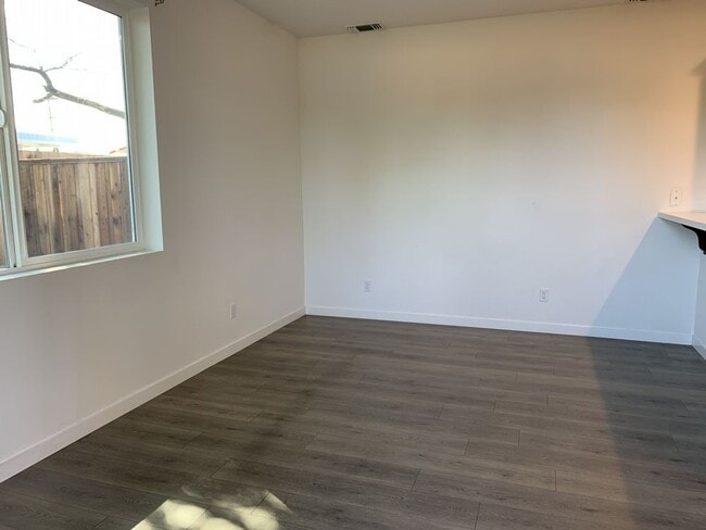 Building Photo - 4046 Alexander Dr