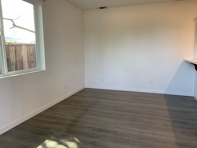 Foto del edificio - 4046 Alexander Dr