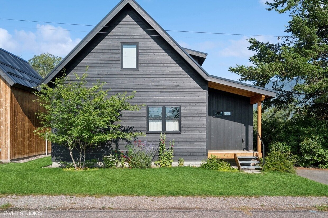 Foto principal - Furnished 2 Bed 2 Bath Columbia Falls Home