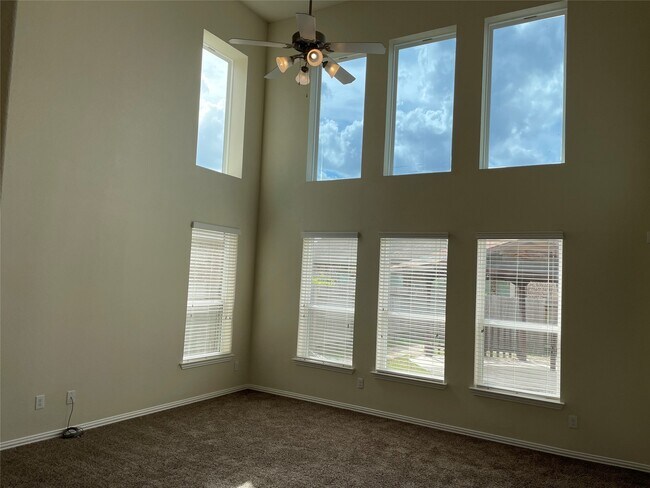 Building Photo - 627 Oak Cir Dr E