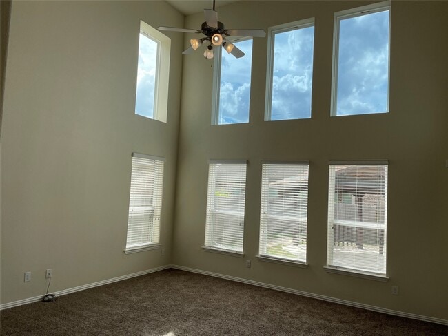 Foto del edificio - 627 Oak Cir Dr E