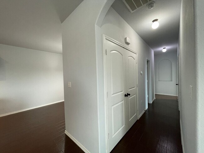 Building Photo - Townhome for rent