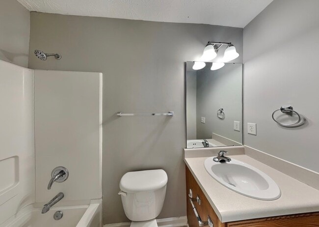 Building Photo - 2621 Fairstone Ave