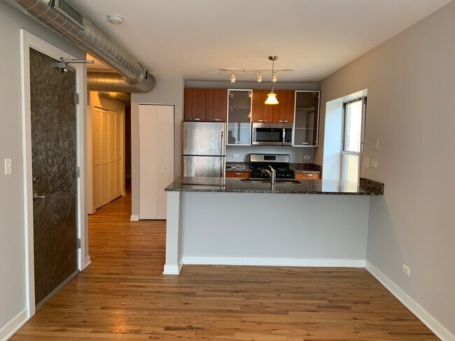Building Photo - 7510 N Damen Ave
