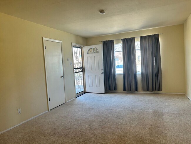 Building Photo - Cute 3 bedroom, 1 bath, 1 car garage