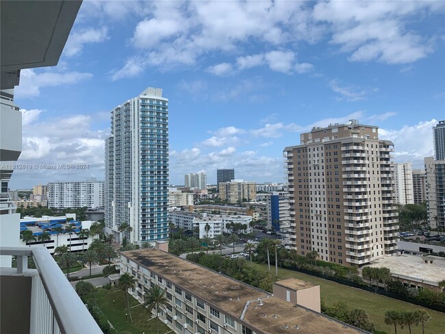 Foto del edificio - 1950 S Ocean Dr