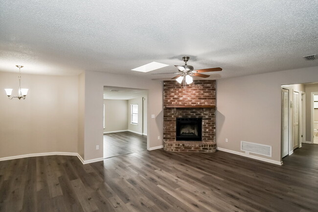 Foto del edificio - 2412 Balsamwood Ct