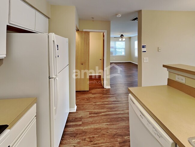 Foto del edificio - 2440 Frost Dr