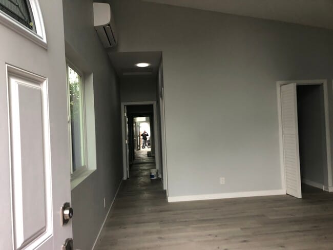 High ceilings living room - 207 Santa Clara Plz