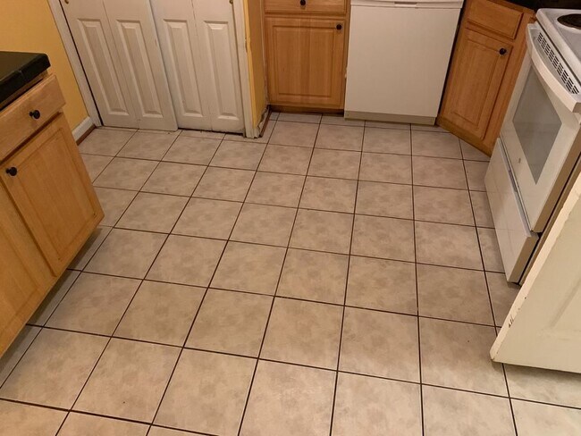 Kitchen - 4315 39th Plz