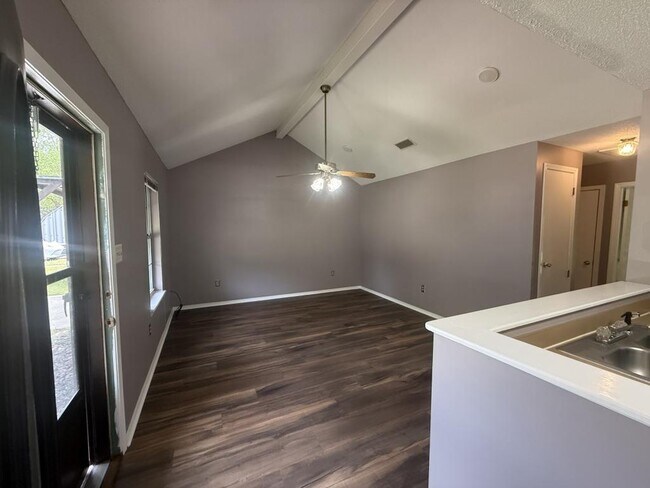 Foto del edificio - 1745 James Buchanan Dr