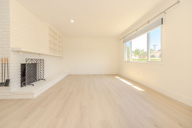 Building Photo - Refreshed Spacious 3 Bed/2 Bath Home in La Mesa!
