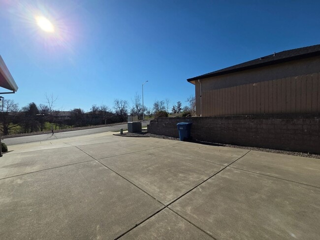 Building Photo - Home in Highland Park neighborhood with 3 car garage.