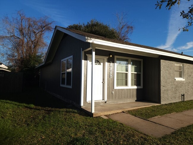 Building Photo - Freshly Renovated Home with Modern Finishes