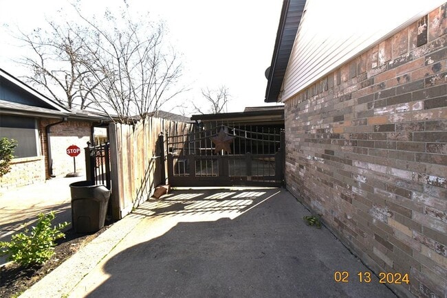 Building Photo - 4802 Colombia Dr