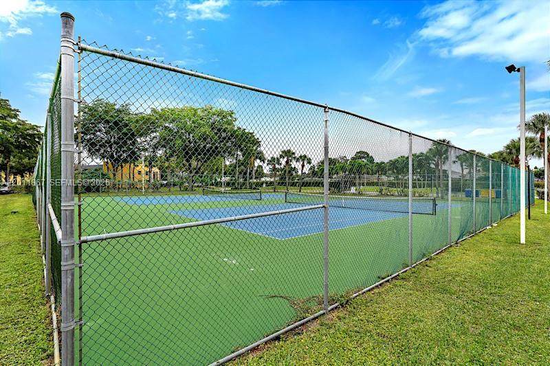 Foto del edificio - 1408 Meadows Cir W