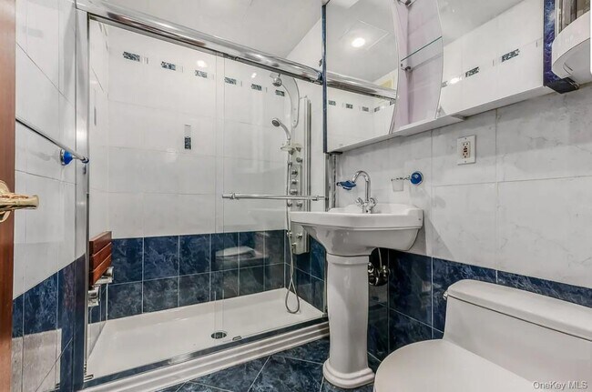 Foto del edificio - 105-38 65th Rd