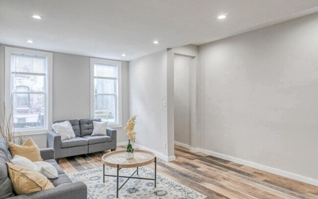 Foto del edificio - Luxurious 4-Bed/2-Bath Townhome in Cecil B. Moore! Available NOW!