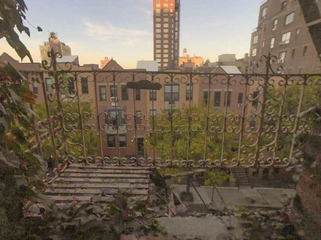 Foto del edificio - 12 W 104th St