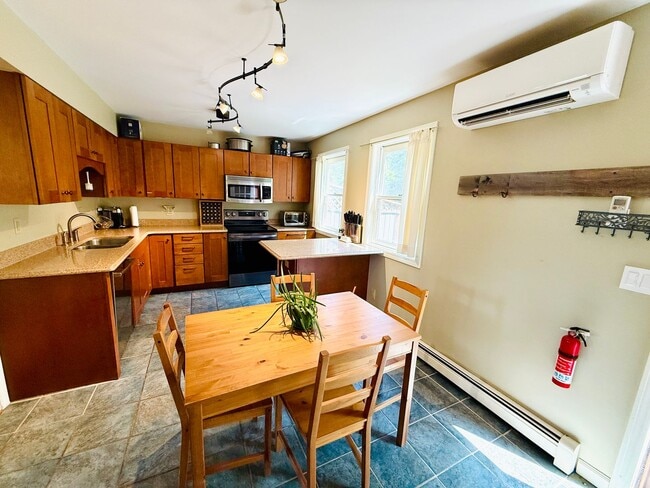 Building Photo - Beautiful 3 level townhouse - ALL utilitie...