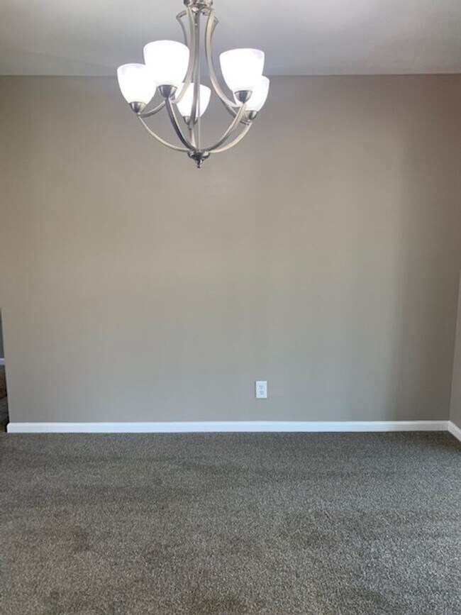 Foto del edificio - 3 bed 2 bath Ranch w/ finished basement in...