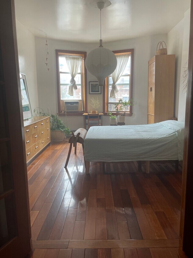 Main Bedroom - 335 61st St