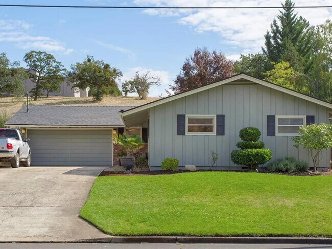 Building Photo - 549 Eastwood Dr