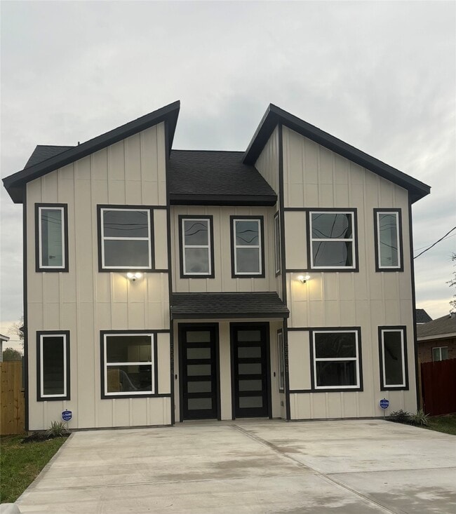 Building Photo - 5523 Haight St