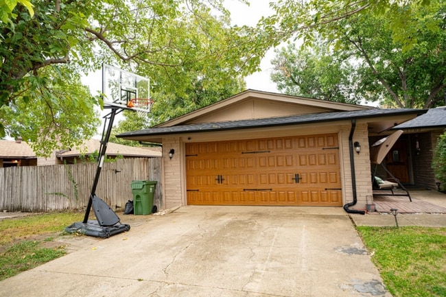 Building Photo - 1703 Monaco Dr