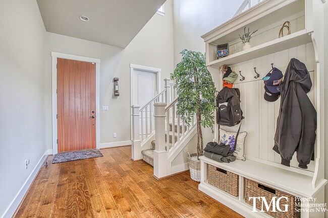 Foto del edificio - Spacious 4 BD Home with Private Backyard &...