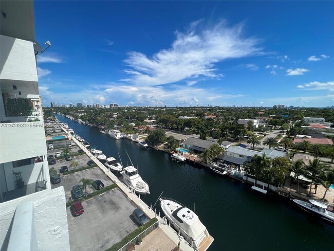 Foto del edificio - 2000 NE 135th St