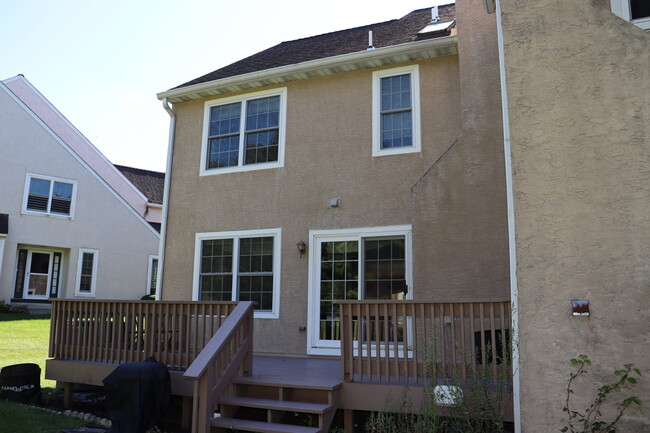 Building Photo - 323 Country Club Dr