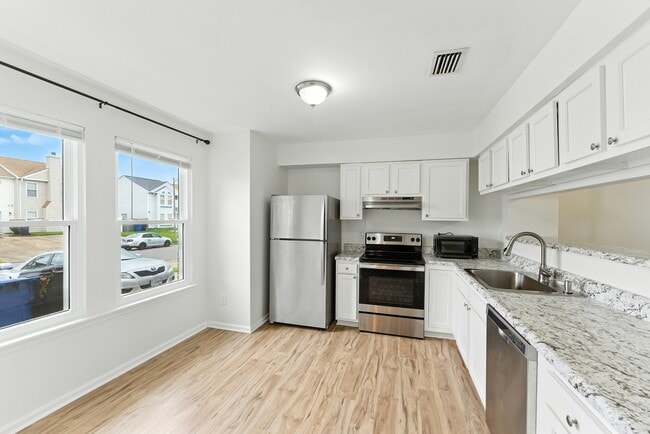 Building Photo - 1323 Longlac Rd
