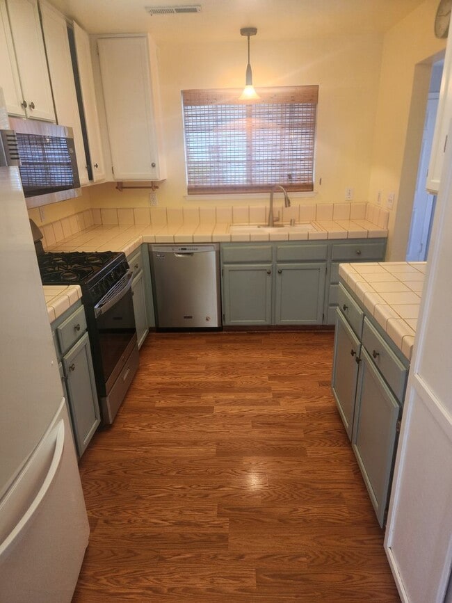 Building Photo - Beautiful well maintained two story, two bedroom townhouse with private backyard.