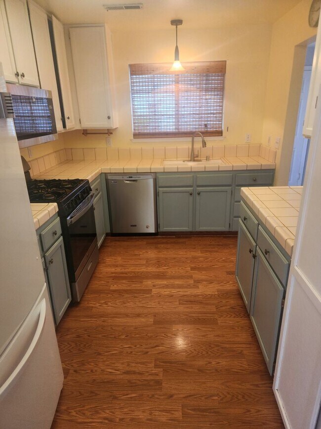 Foto del edificio - Beautiful well maintained two story, two bedroom townhouse with private backyard.